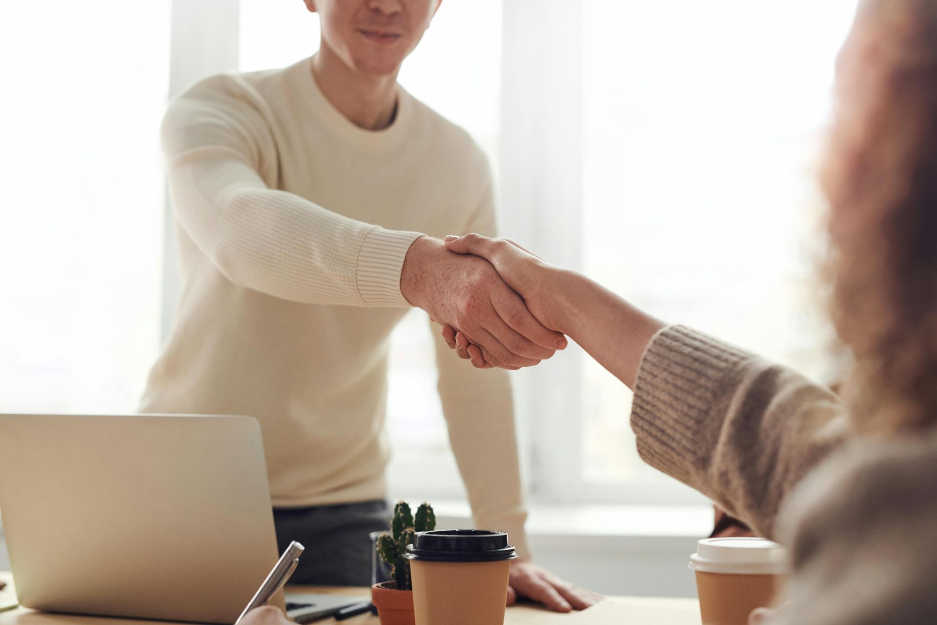 Stretta di mano con il cliente
